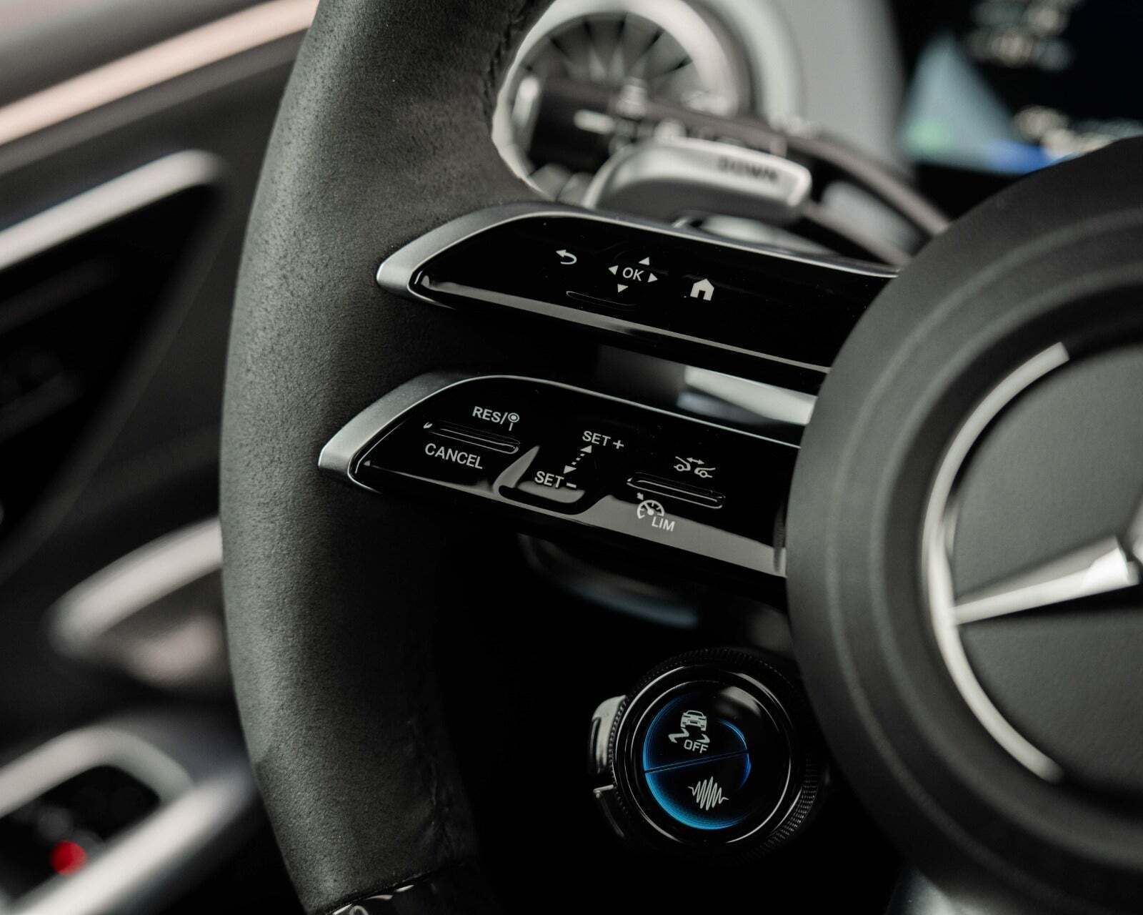 Grå Mercedes EQE53 SUV fra 2024 set indefra