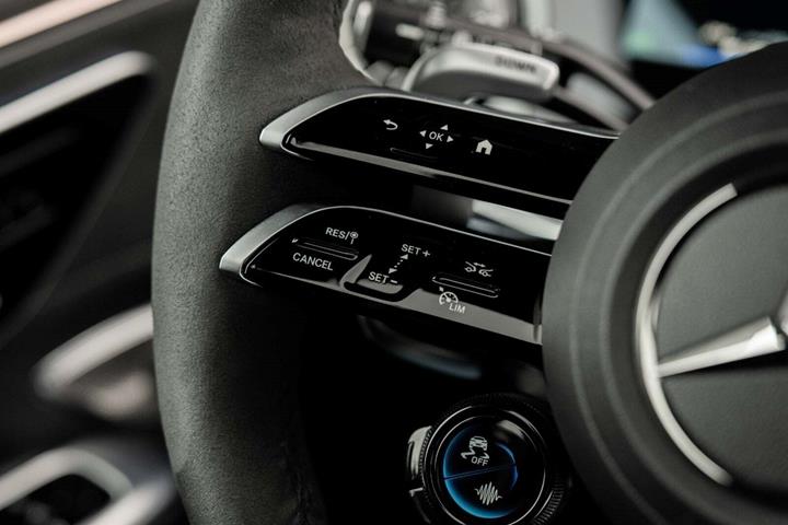 Grå Mercedes EQE53 SUV fra 2024 set indefra