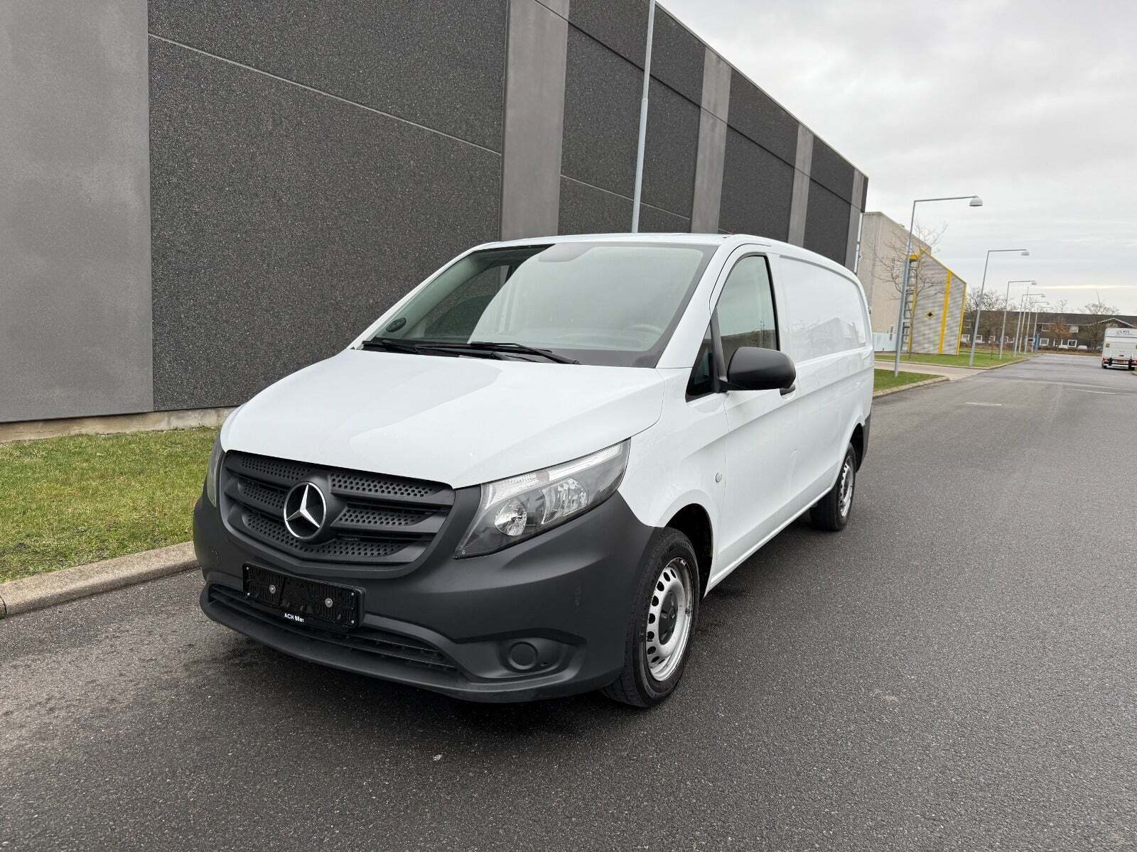 Hvid Mercedes Vito 114 fra 2019