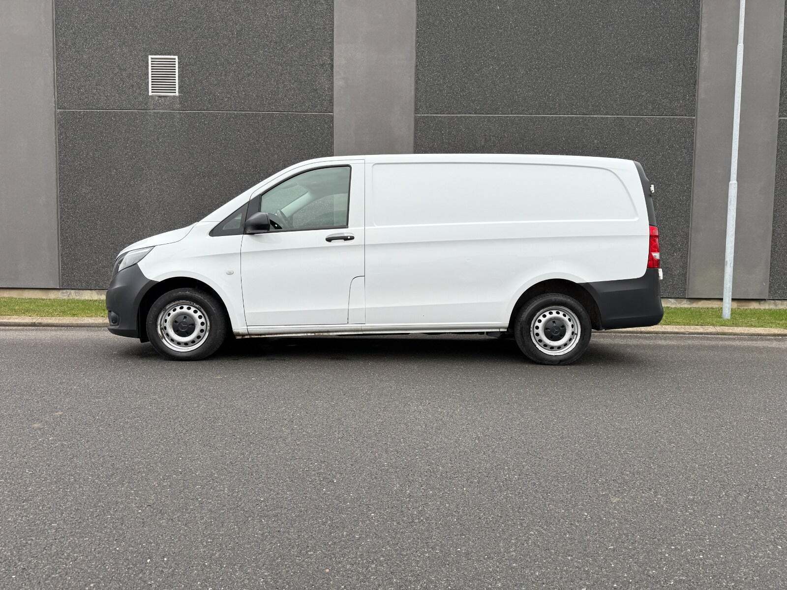 Hvid Mercedes Vito 114 fra 2019