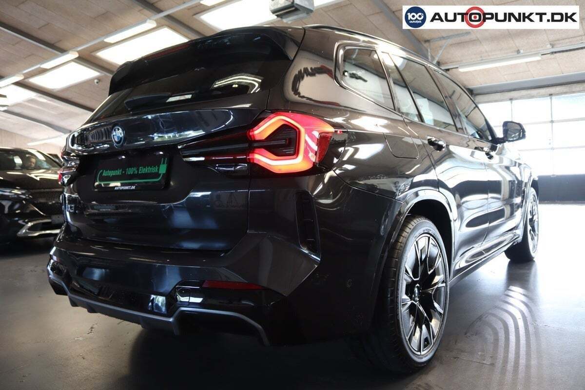Grå BMW iX3 fra 2024