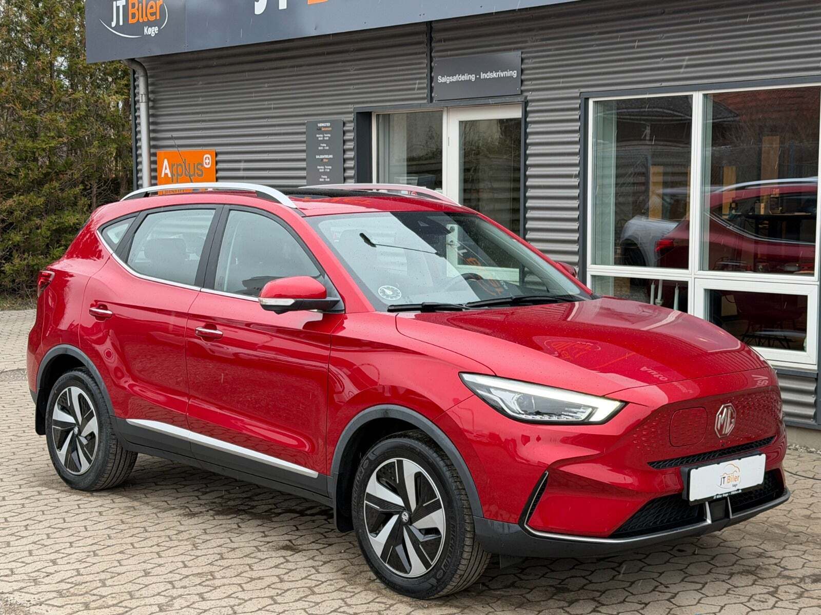 Rød MG ZS fra 2022 set udefra