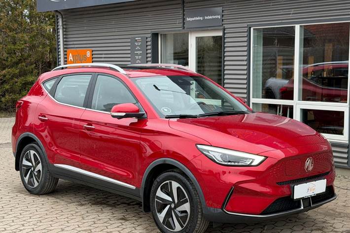 Rød MG ZS fra 2022 set udefra