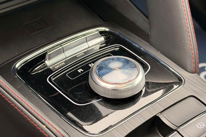 Rød MG ZS fra 2022 set indefra