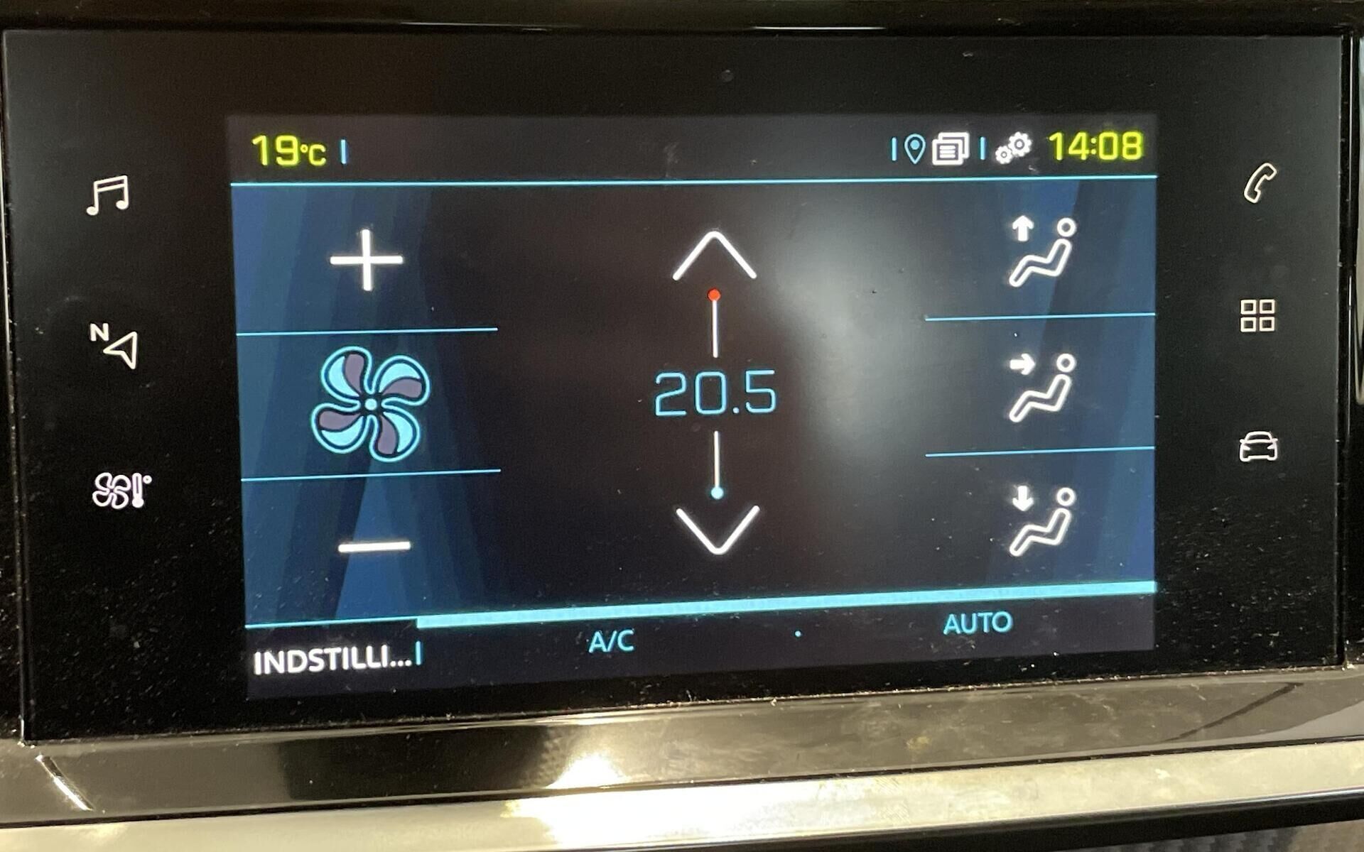 Gul Peugeot e-208 fra 2021