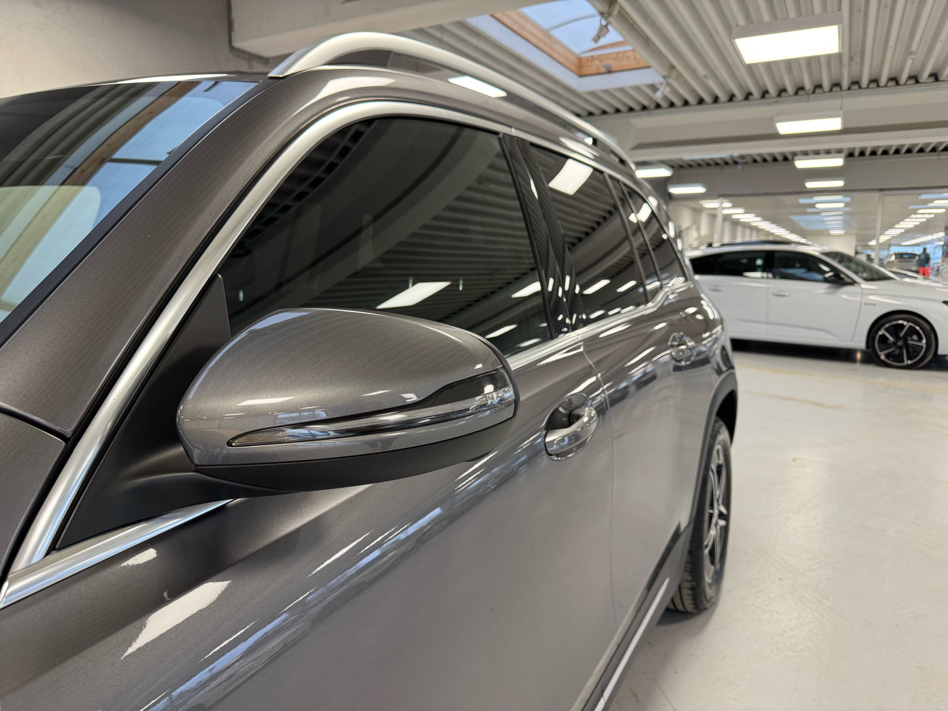 Grå Mercedes EQB 250 fra 2023