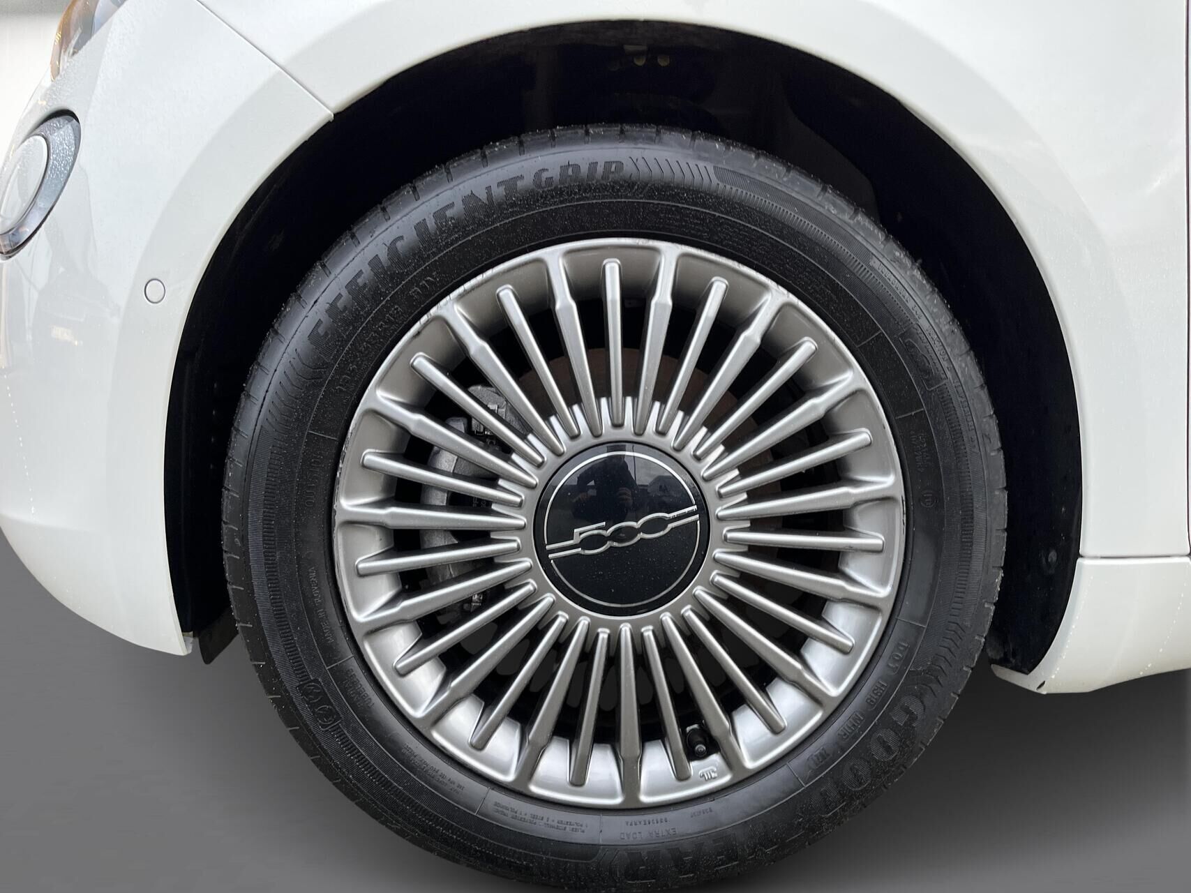 Hvid Fiat 500e fra 2024