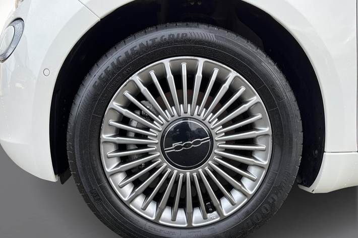 Hvid Fiat 500e fra 2024