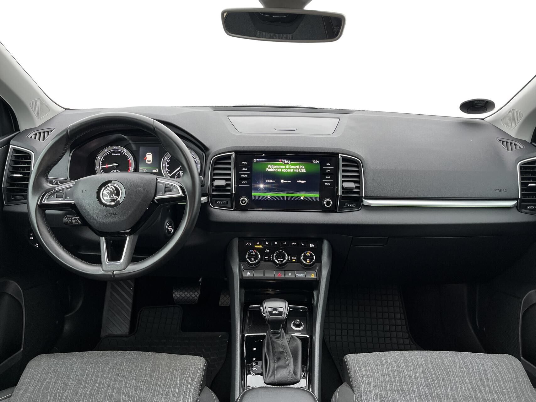 Hvid Skoda Karoq fra 2019 set indefra