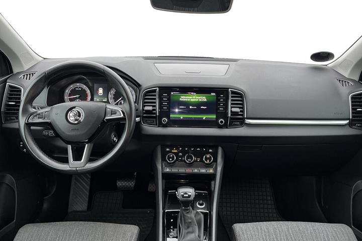 Hvid Skoda Karoq fra 2019 set indefra
