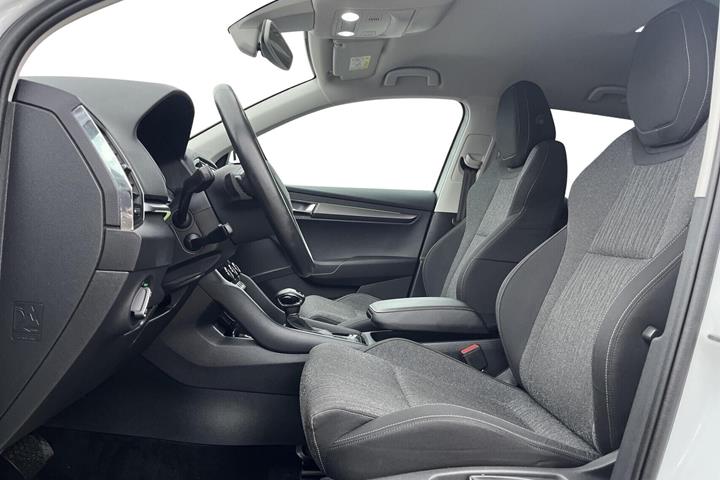 Hvid Skoda Karoq fra 2019 set indefra