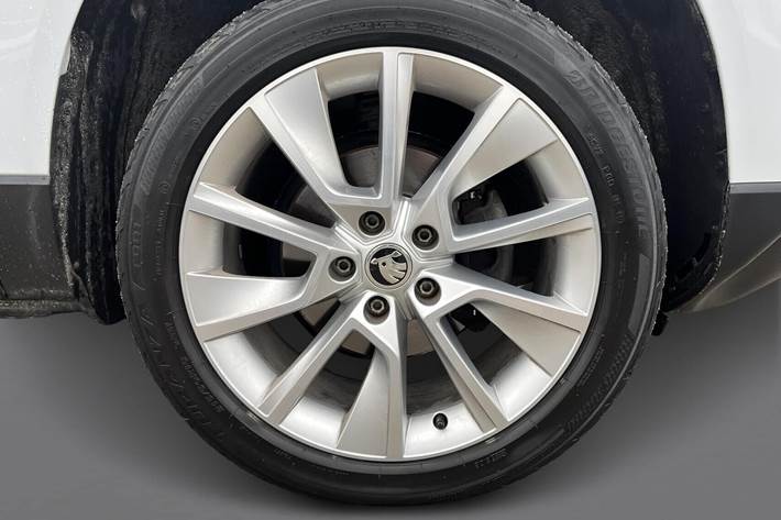 Hvid Skoda Karoq fra 2019