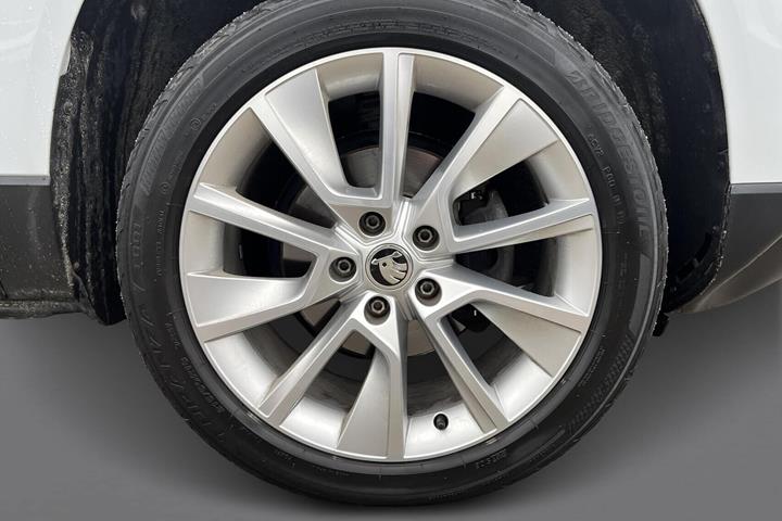 Hvid Skoda Karoq fra 2019