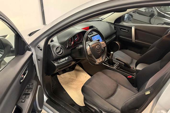 Sølv Mazda 6 fra 2010