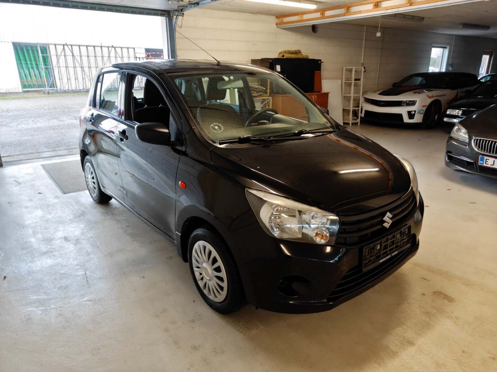 Gul Suzuki Celerio fra 2015 set udefra