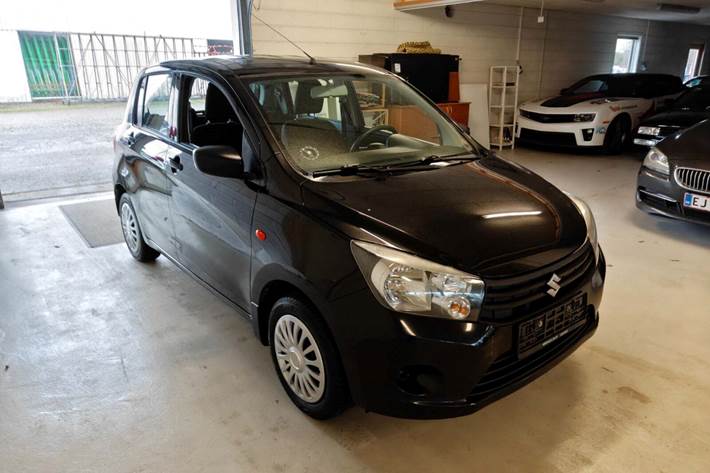 Gul Suzuki Celerio fra 2015 set udefra