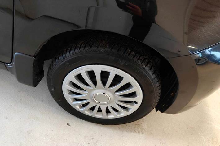 Gul Suzuki Celerio fra 2015 set udefra