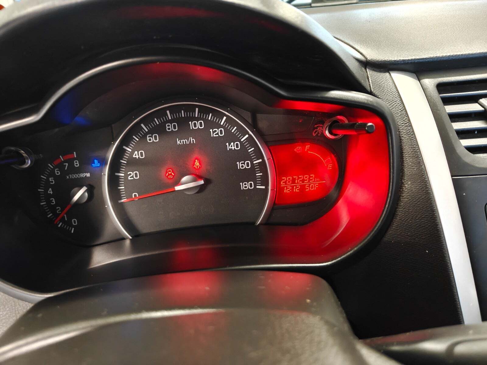 Gul Suzuki Celerio fra 2015 set indefra