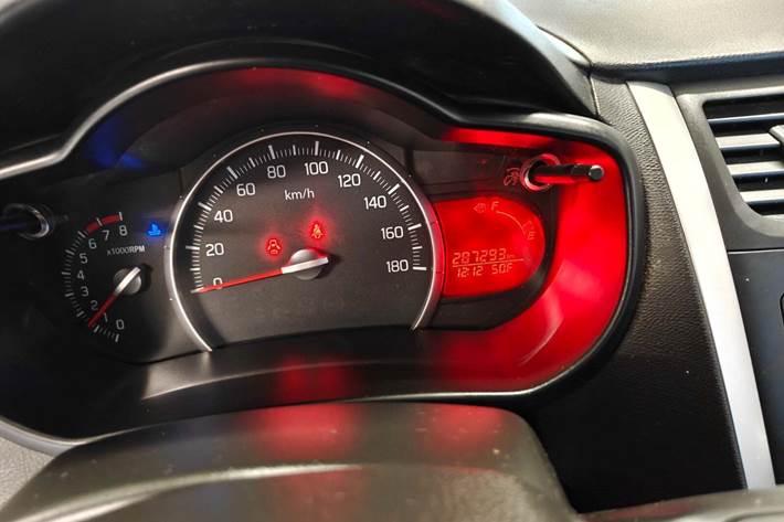 Gul Suzuki Celerio fra 2015 set indefra