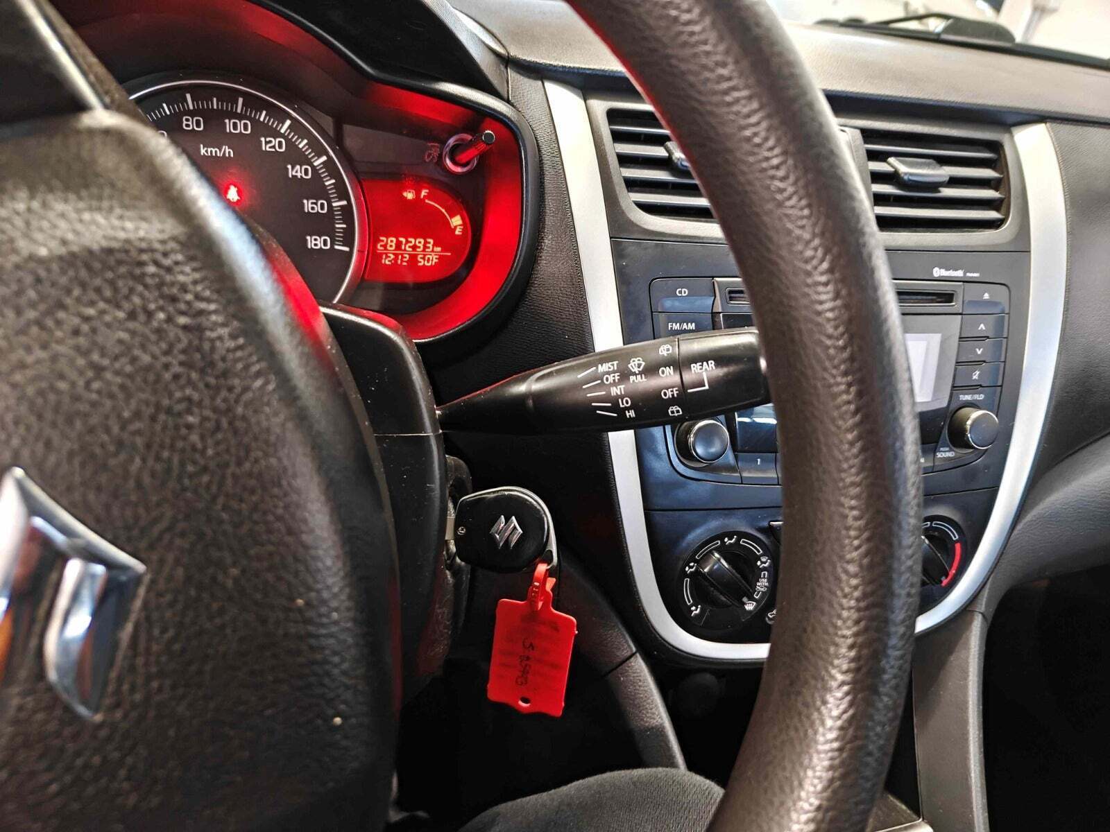 Gul Suzuki Celerio fra 2015 set indefra