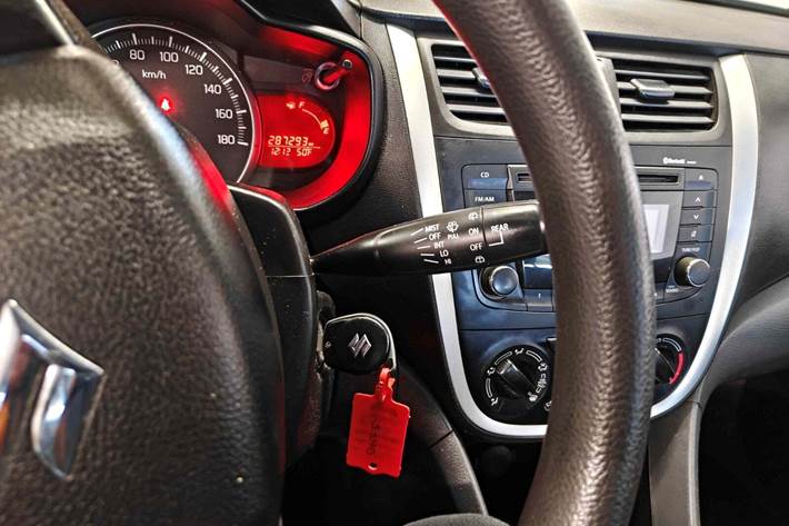 Gul Suzuki Celerio fra 2015 set indefra