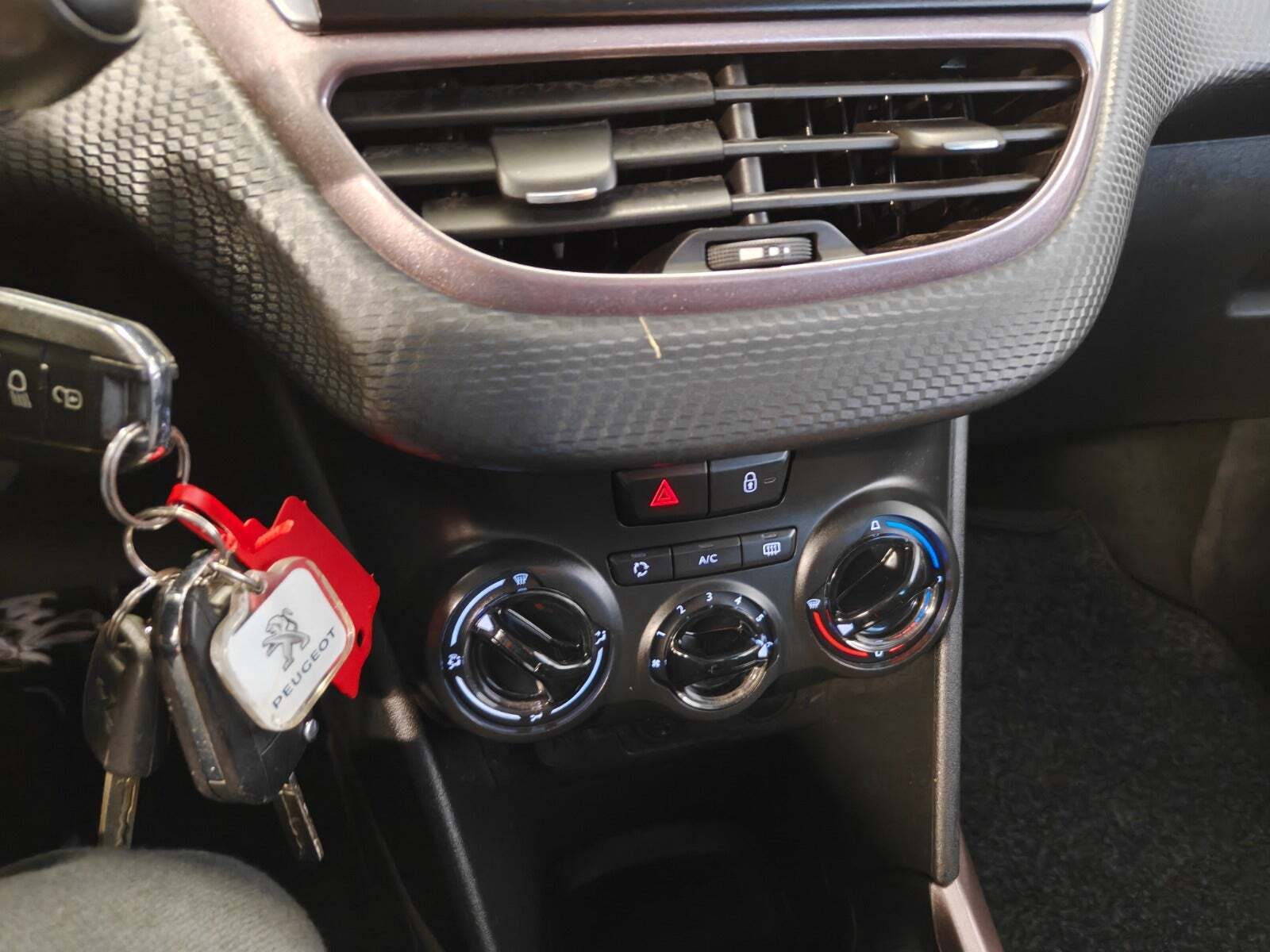 Gul Peugeot 2008 fra 2014