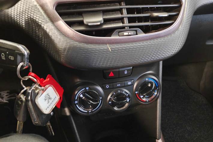 Gul Peugeot 2008 fra 2014