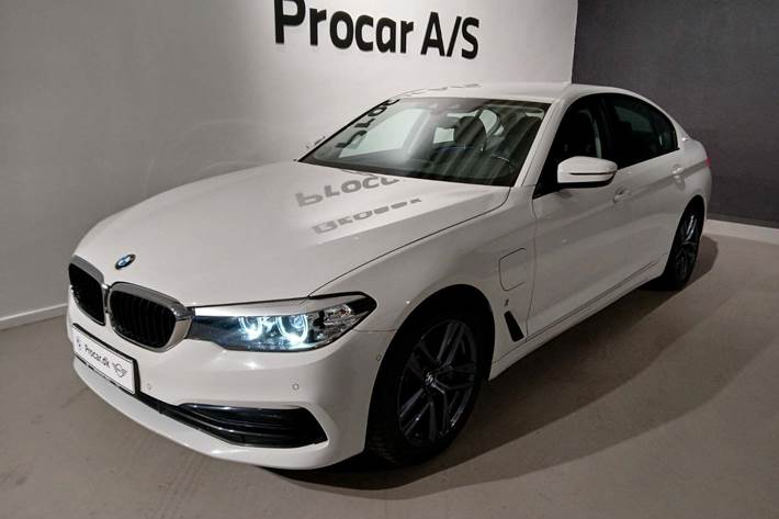 Hvid BMW 530e fra 2019 set udefra