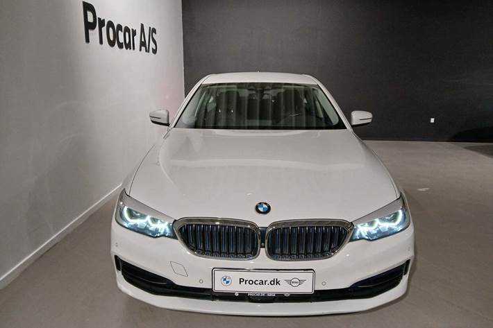 Hvid BMW 530e fra 2019