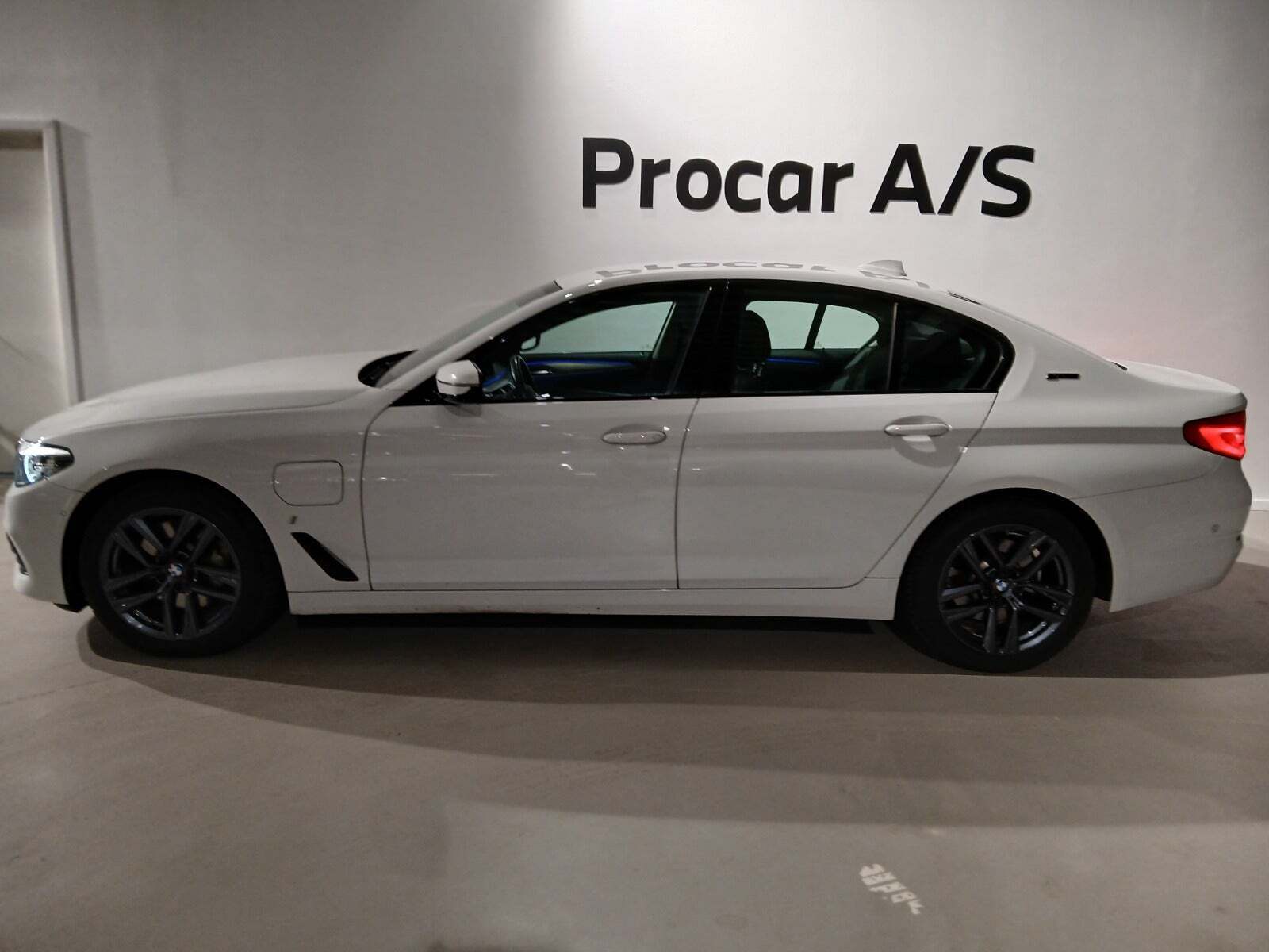 Hvid BMW 530e fra 2019