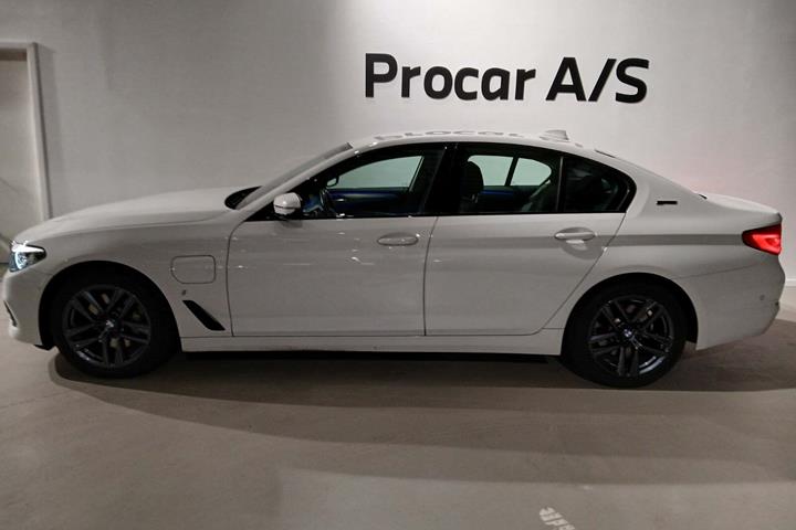 Hvid BMW 530e fra 2019