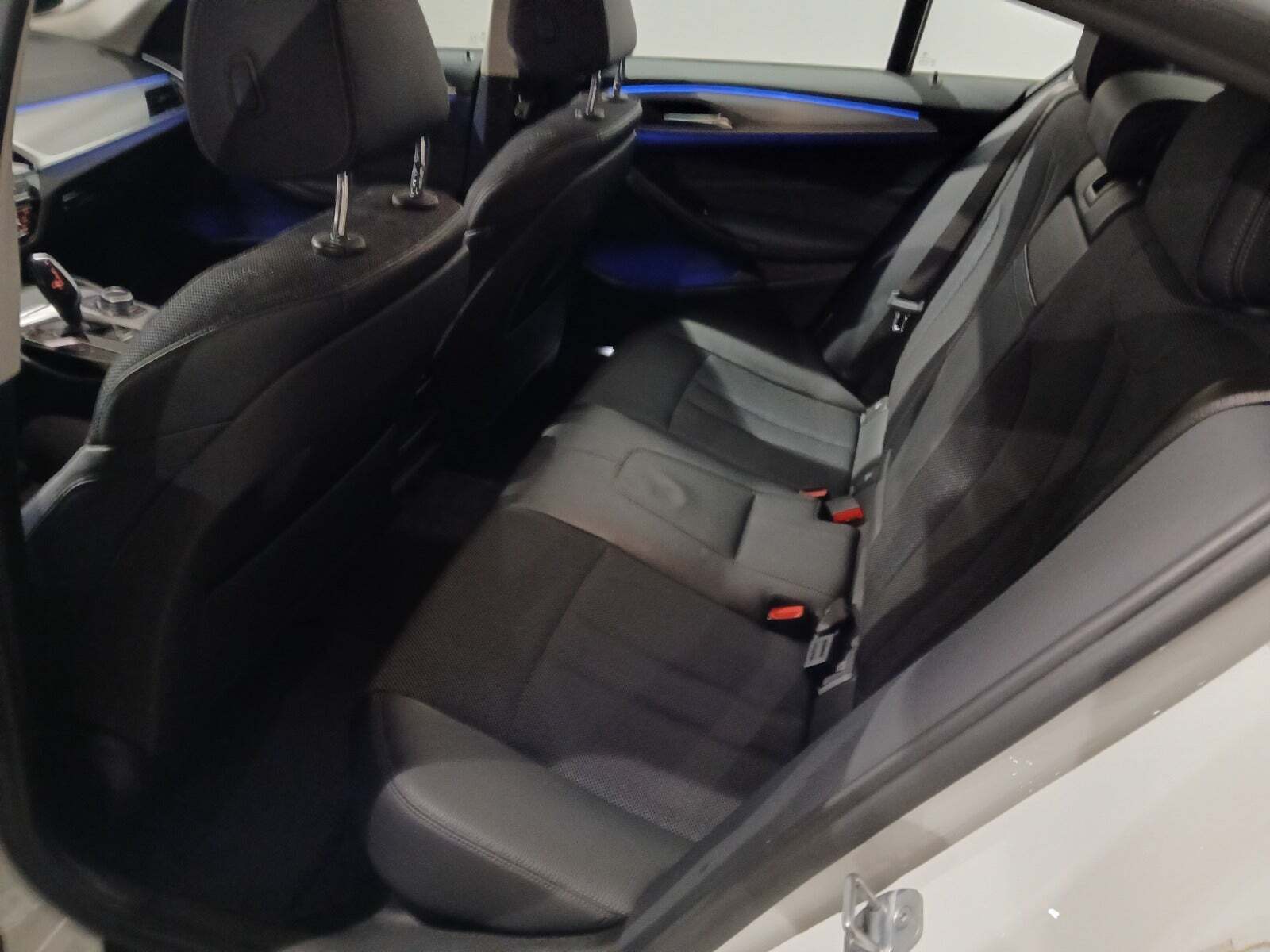 Hvid BMW 530e fra 2019