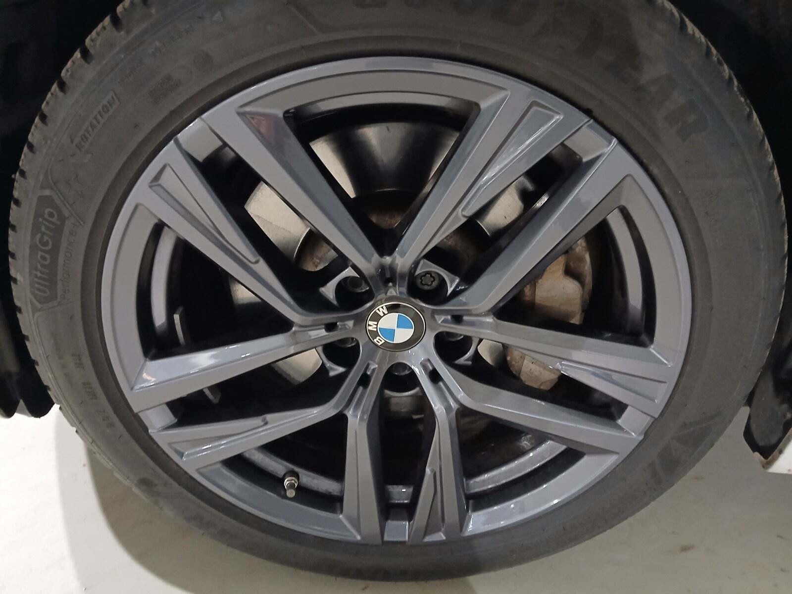 Hvid BMW 530e fra 2019