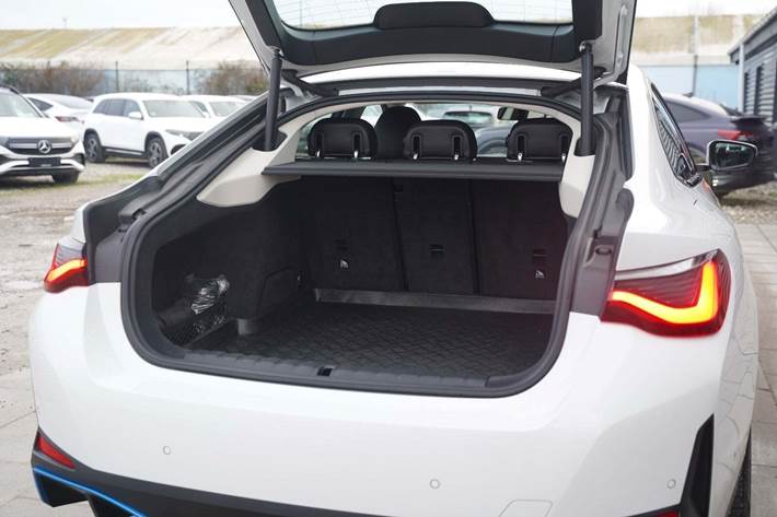 Hvid BMW i4 fra 2023