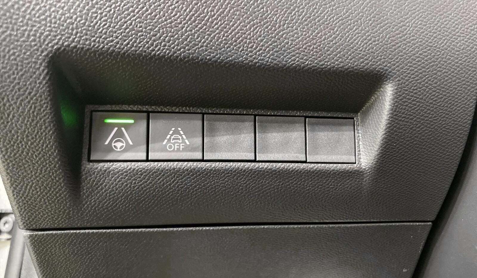 Grå Peugeot e-208 fra 2023