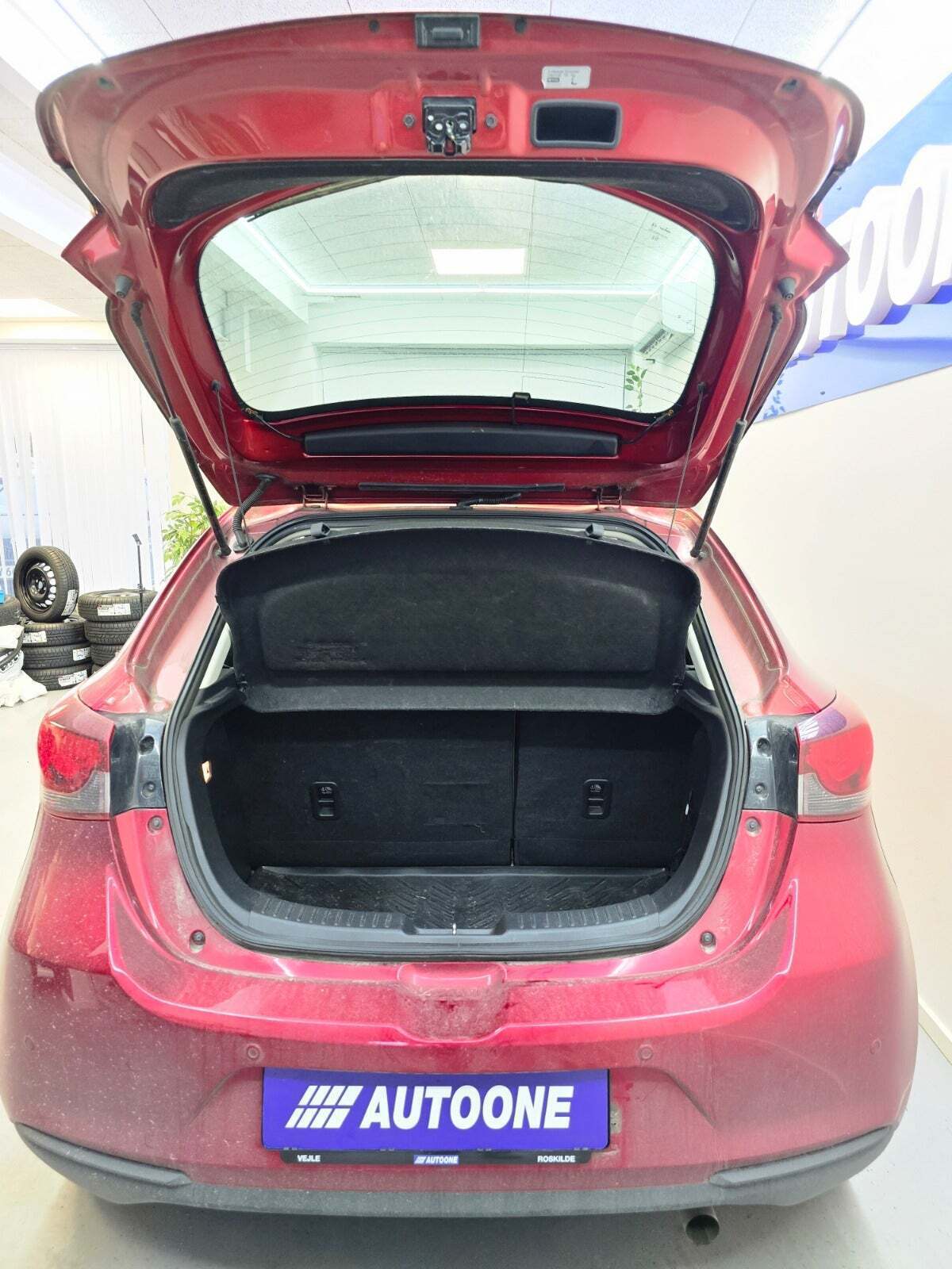 Rød Mazda 2 fra 2020