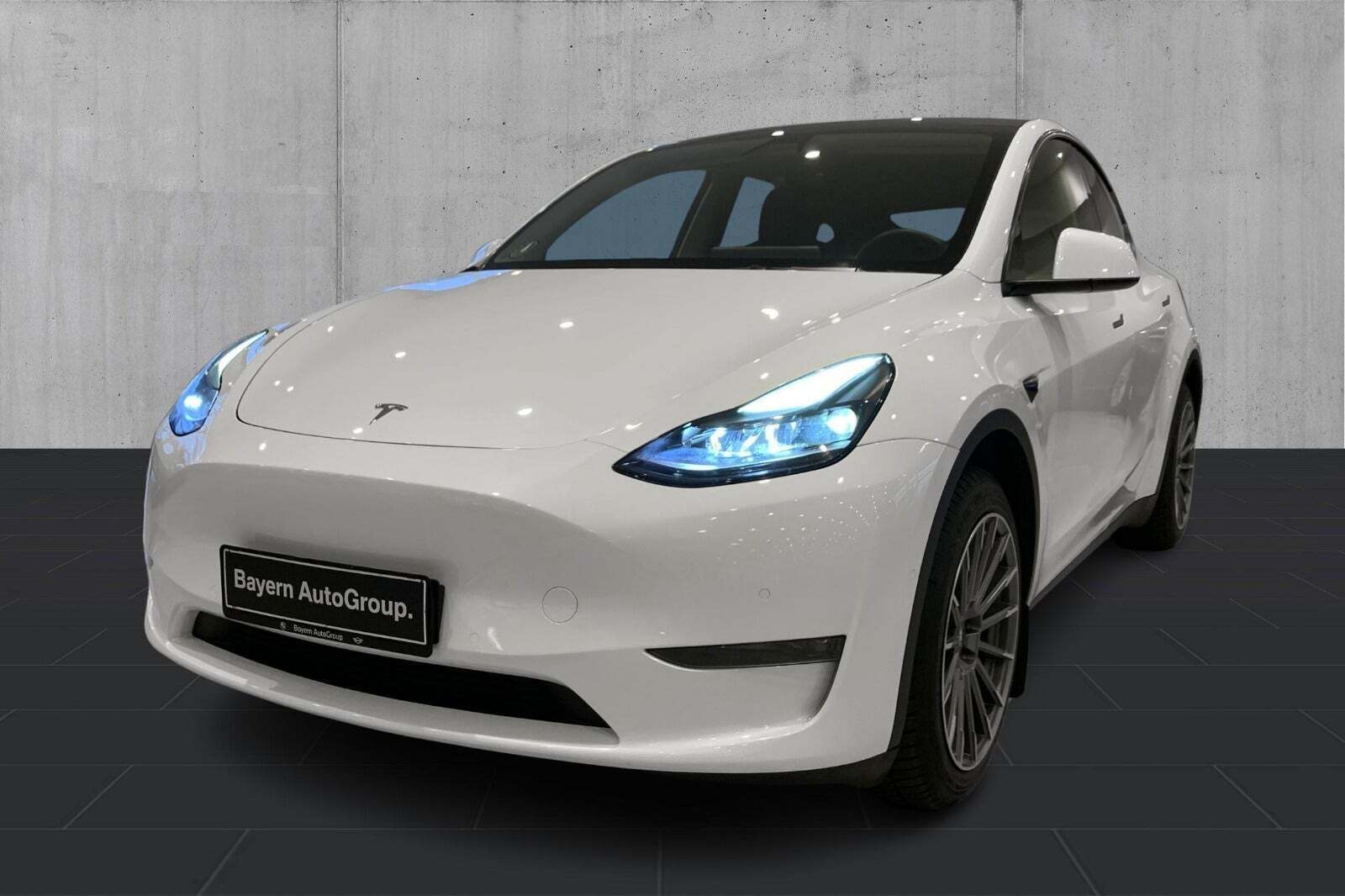 Hvid Tesla Model Y fra 2022