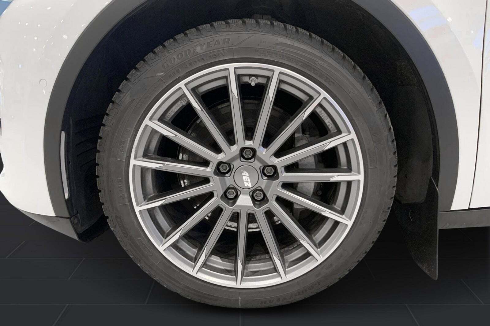 Hvid Tesla Model Y fra 2022