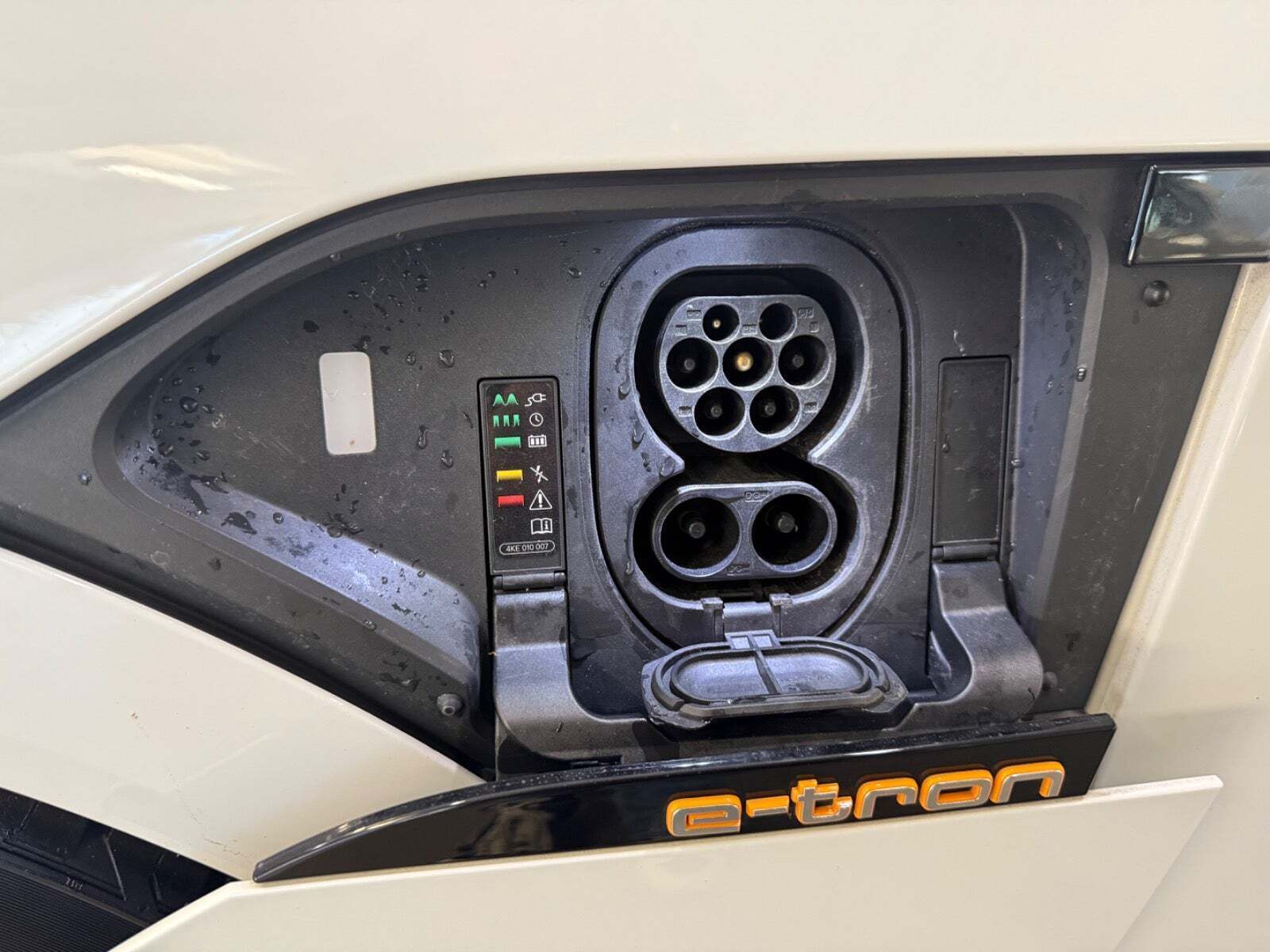 Hvid Audi e-tron fra 2020