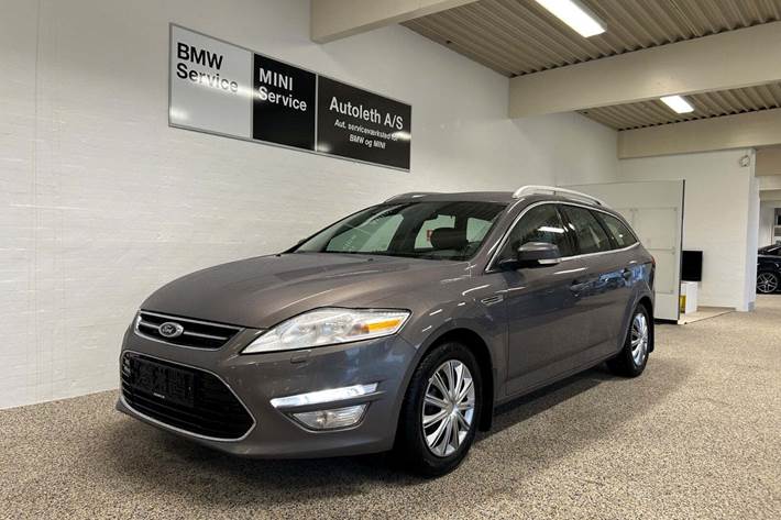 Grå Ford Mondeo fra 2012 set udefra