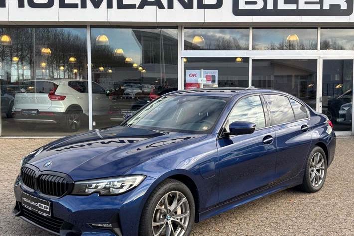 Blå BMW 330e fra 2021 set udefra