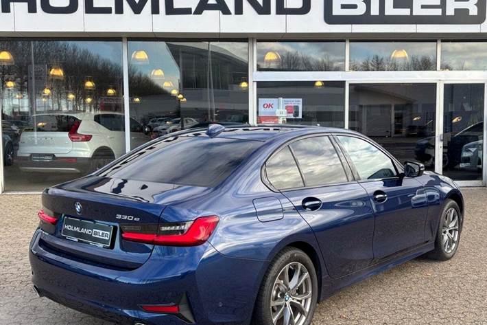 Blå BMW 330e fra 2021