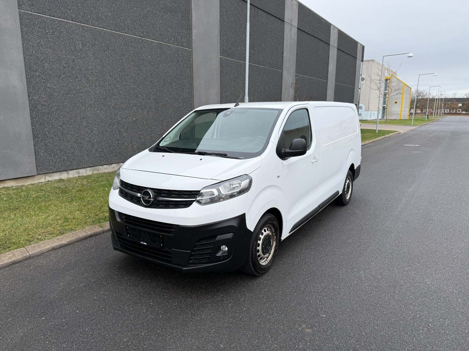 Hvid Opel Vivaro fra 2021