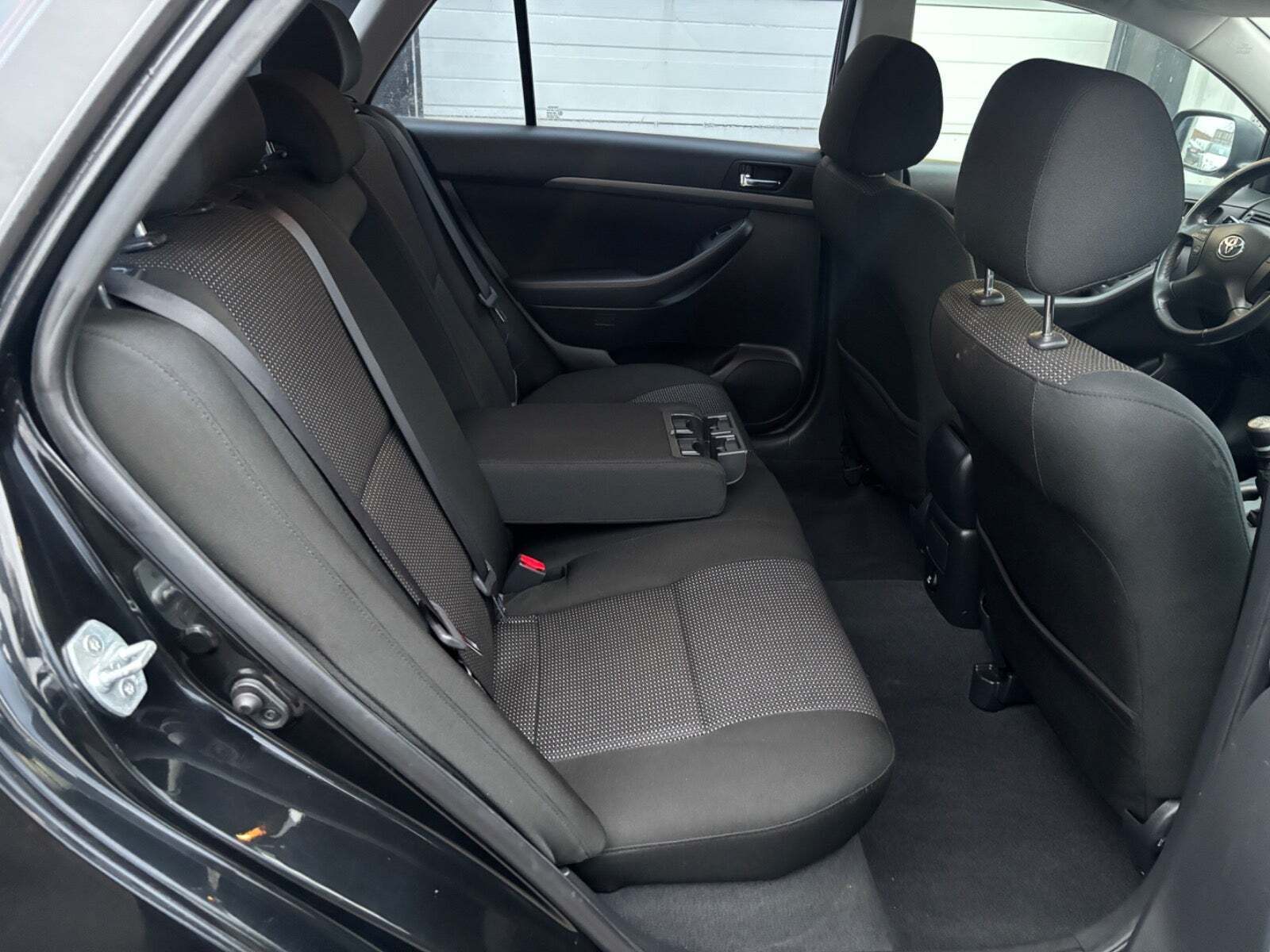 Sort Toyota Avensis fra 2007