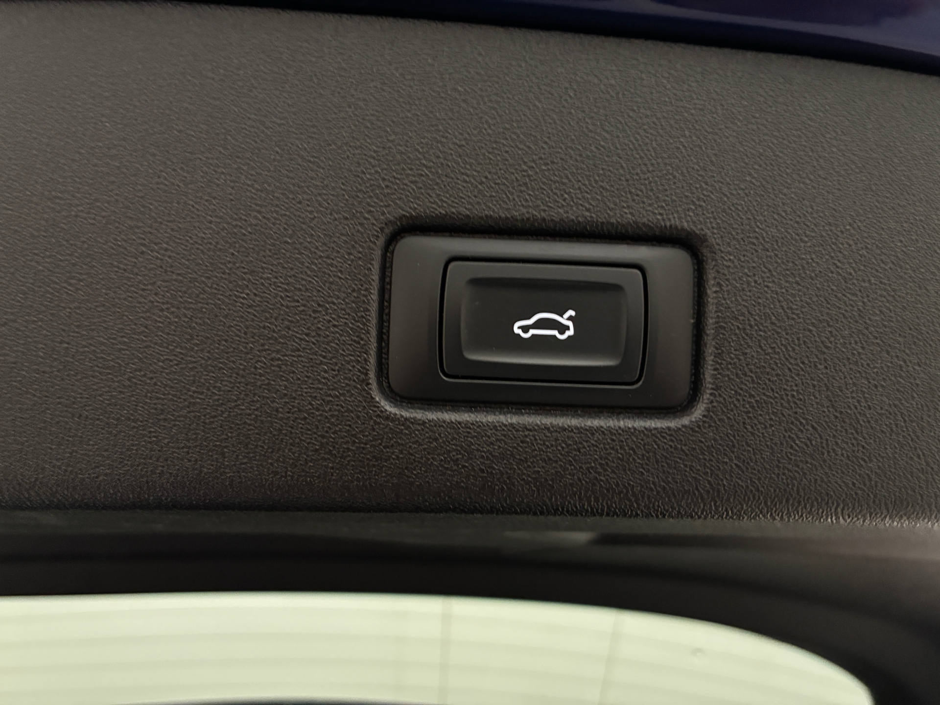 Blå Audi Q4 fra 2022