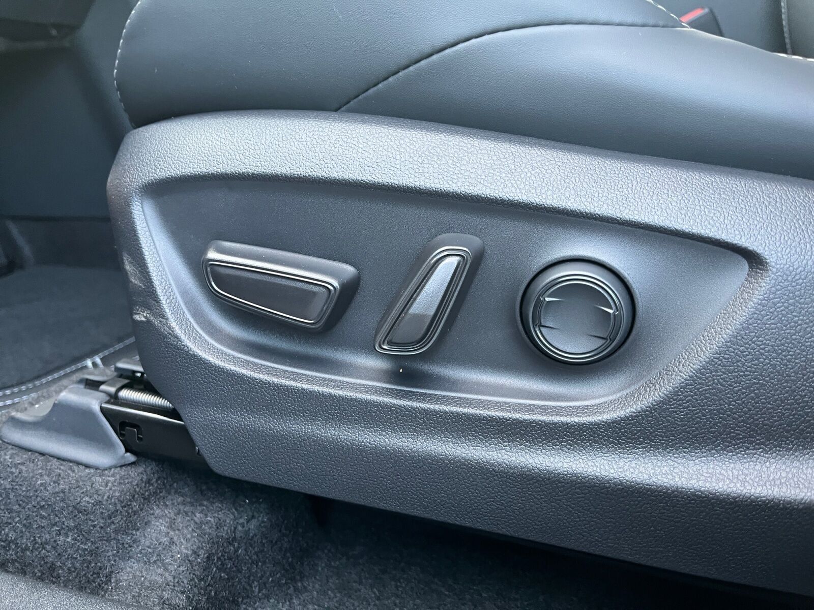 Blå Toyota BZ4X fra 2025