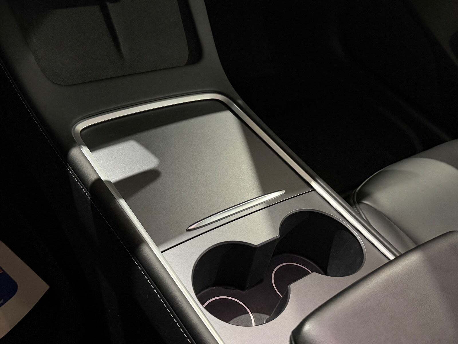 Grå Tesla Model 3 fra 2022