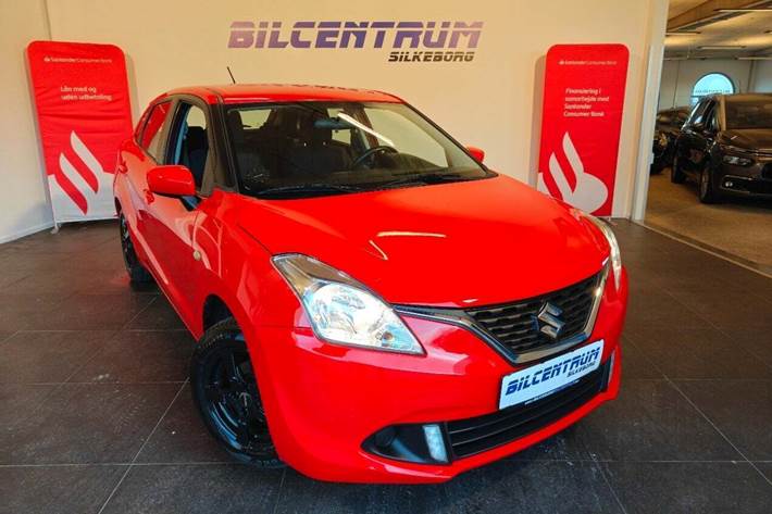 Rød Suzuki Baleno fra 2016 set udefra