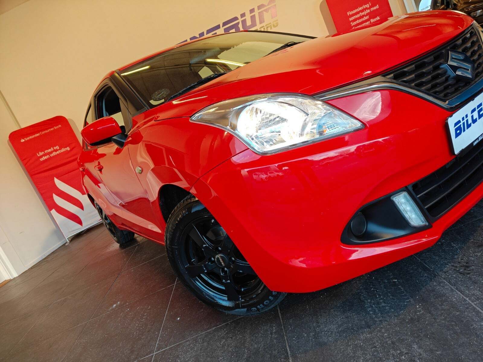 Rød Suzuki Baleno fra 2016