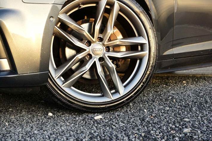 Grå Audi A5 fra 2017